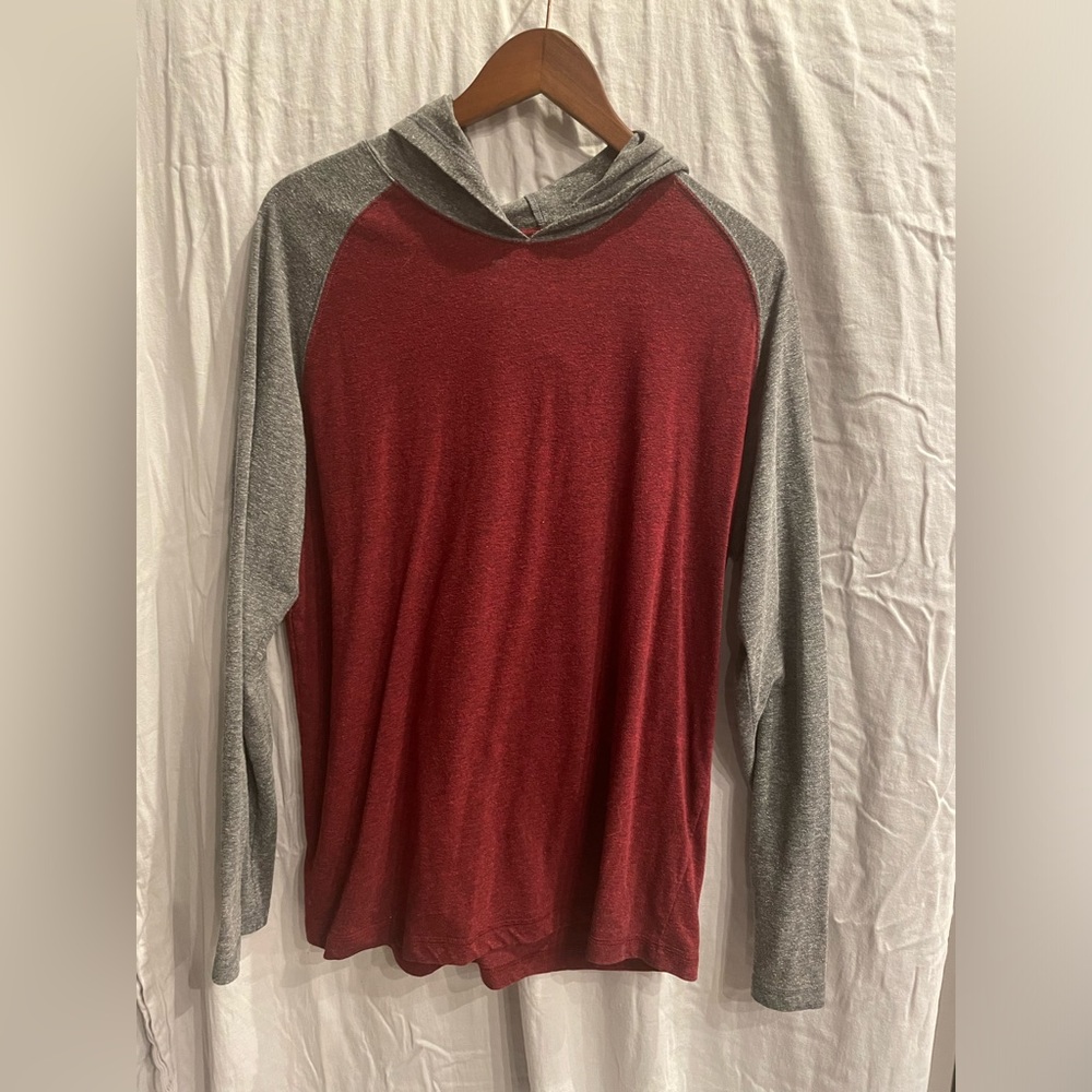 2x men’s hooded long sleeve tees. Warehouse one size large.